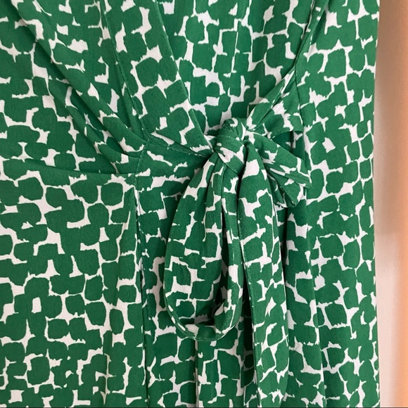 BCBGmaxazria Green and White Wrap dress NWOT - Picture 3 of 5